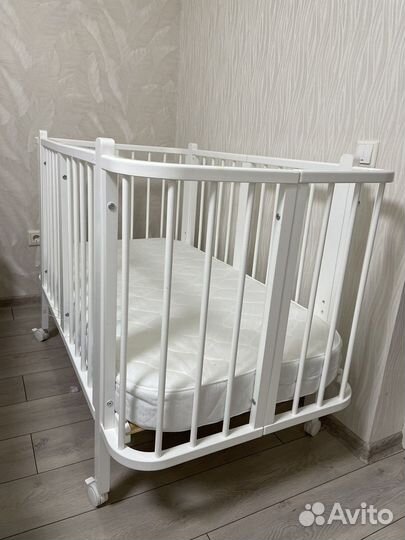 Детская кроватка с продольным маятником