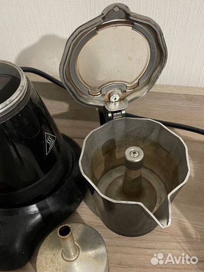 Электрическая гейзерная кофеварка