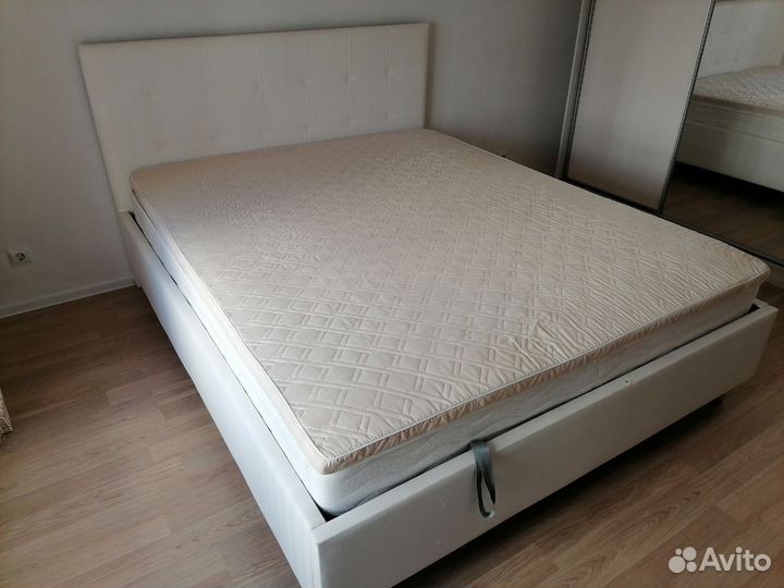 Кровать с подъемным механизмом