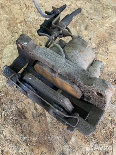 Суппорт передний левый Audi A4 B6 1.8 AMB