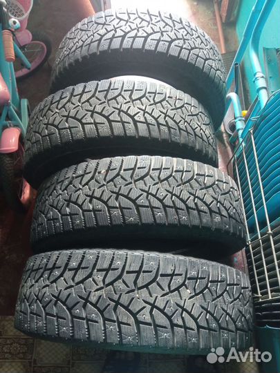 Bridgestone Blizzak Spike-02 SUV 215/65 R16