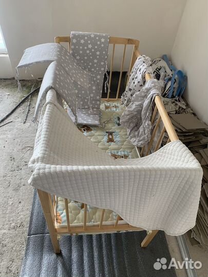 Детская кроватка с матрасом и подушками