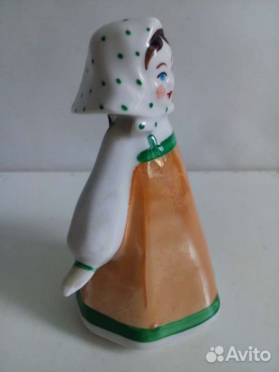 Фарфоровая статуэтка Девочка в платочке. 1988 год