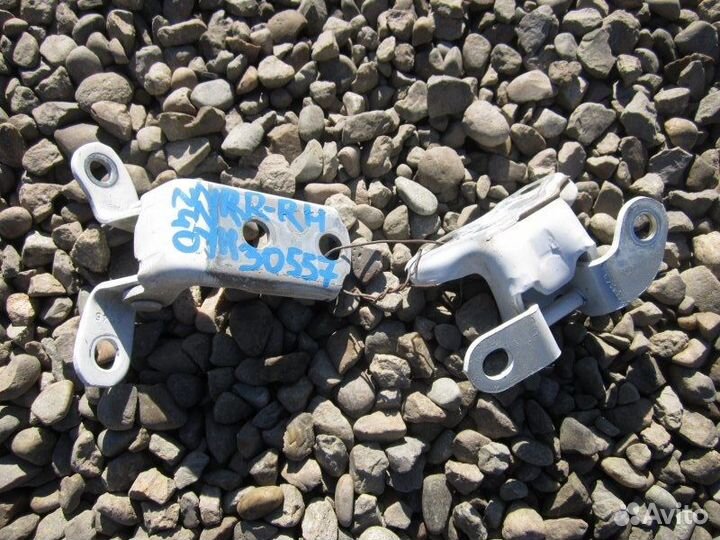 Петля двери задняя правая Toyota Allion ZZT240