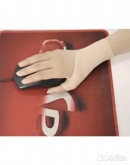 Силиконовый бандаж на запястье при синдроме туннел