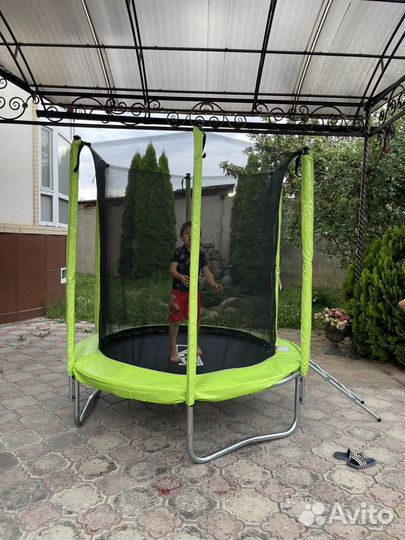 Батуты большие и маленькие