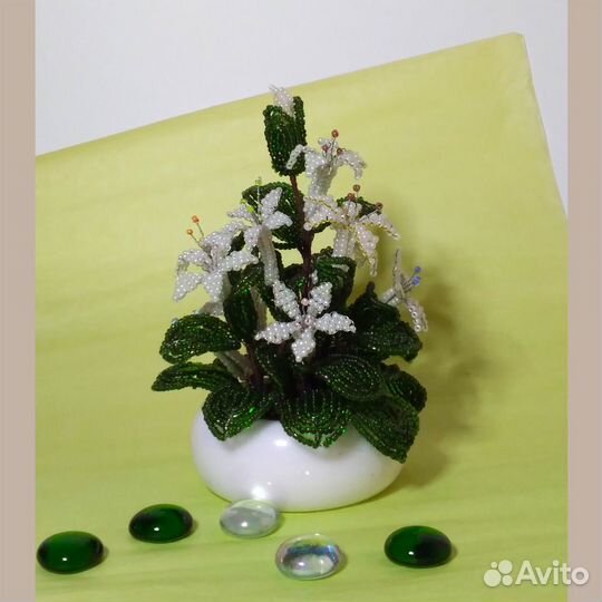 Жасмин из бисера ручная работа, подставка Оникс