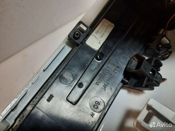 Накладка правого зеркала A2128100864 Mercedes