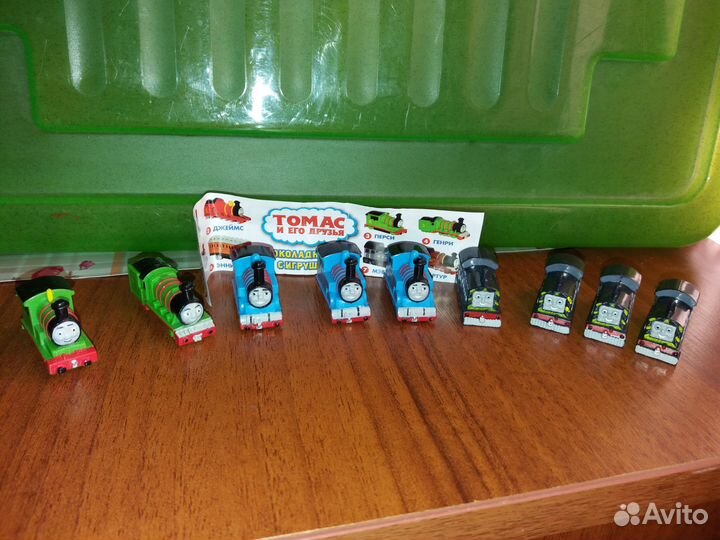 Фигурки паровозики Томас и его друзья из яиц