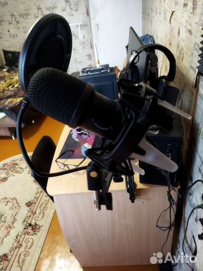 Студийный конденсаторный микрофон