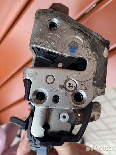 Замок двери зад пр тойота авенсис т250