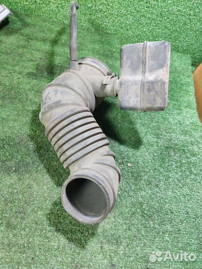 Патрубок воздушного фильтра Mitsubishi Carisma