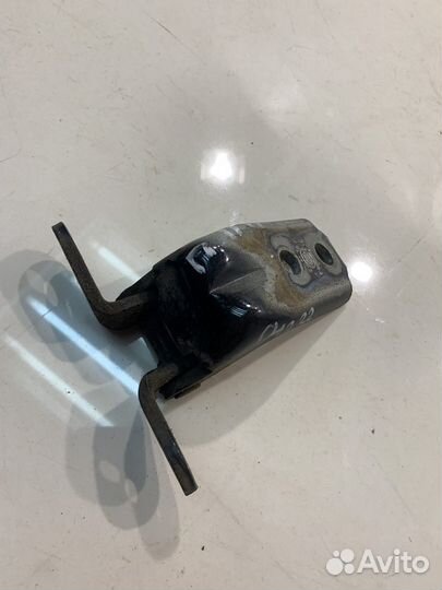 Петля двери (передняя, правая, нижняя)