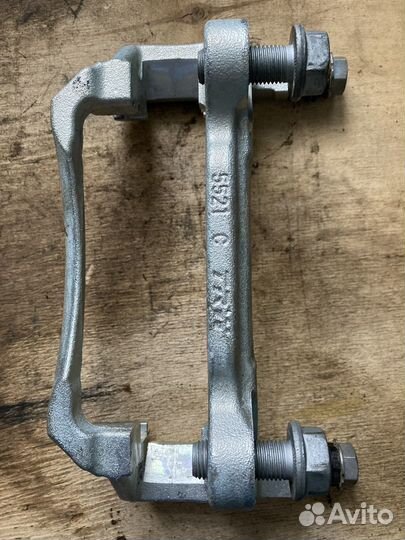 Скоба суппорта переднего левого Skoda Octavia A7