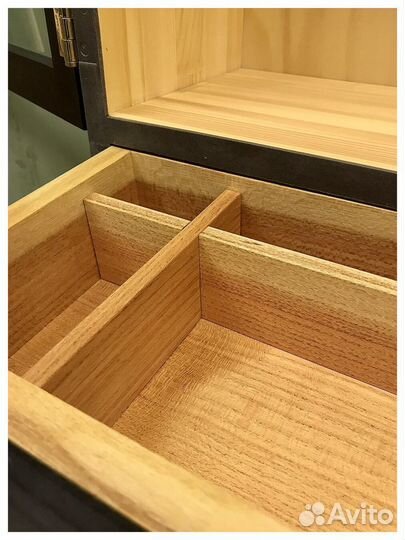 Шкаф-витрина для гитары, с ящиком