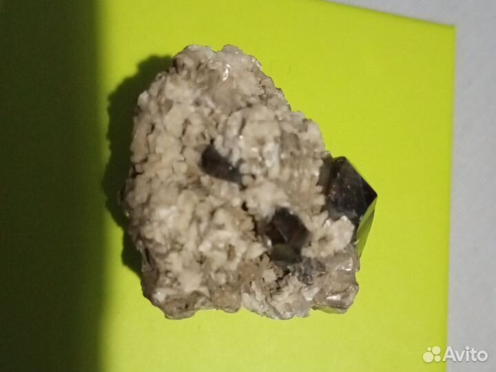 Камень с элементами природного мрамора, слюды