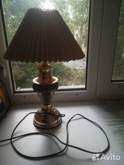 Настольная лампа с абажуром