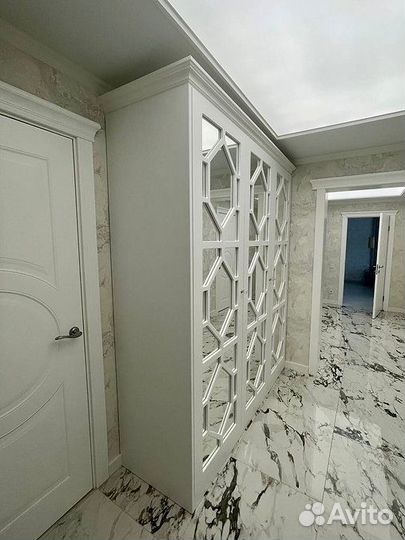 Шкаф в коридор распашной