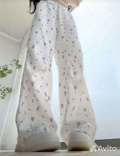 Белые штаны в цветочек