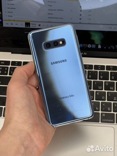 Samsung S10e синий