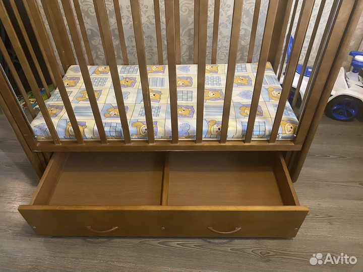 Детская кроватка с маятником