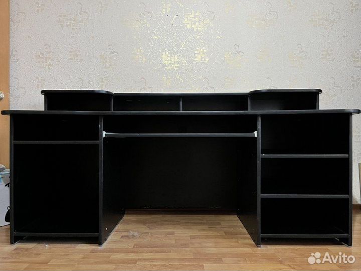 Компьютерный стол для офиса или студии