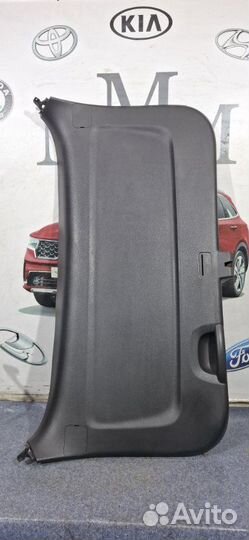 Обшивка двери багажника задняя Kia Carnival KA4