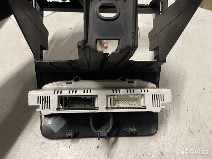 Консоль центральная на торпедо Ford Fusion