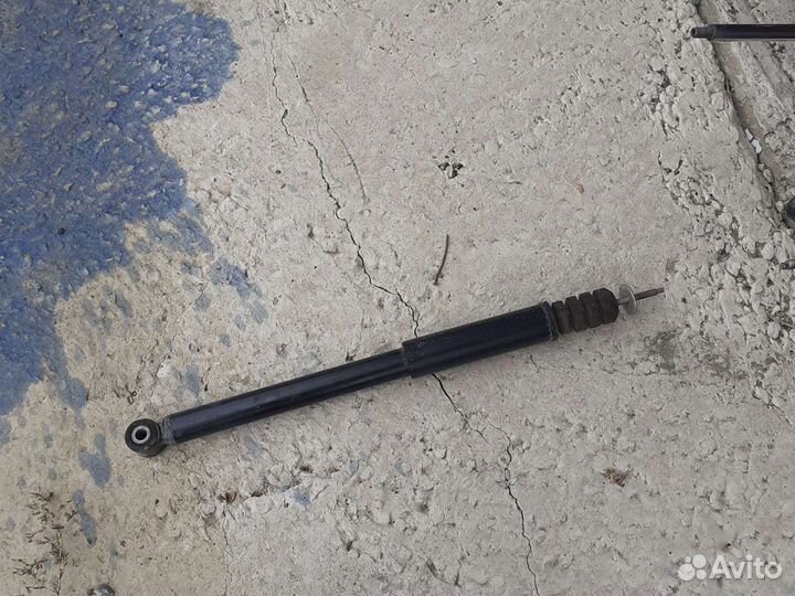 Стойка амортизатора задний Renault Sandero 2