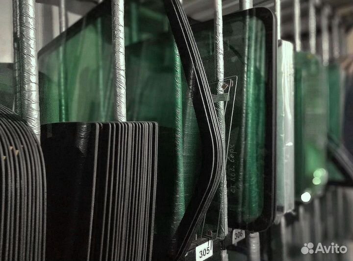 Стекло переднее нижнее на Hitachi Zx 180/270/400