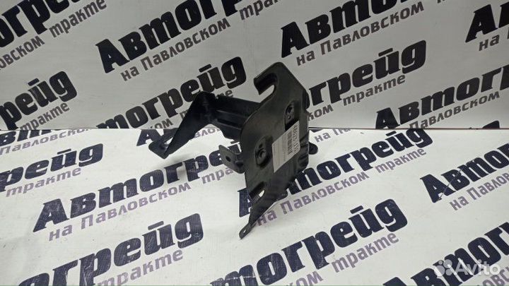 Кронштейн бачка омывателя Volkswagen Passat 3C2