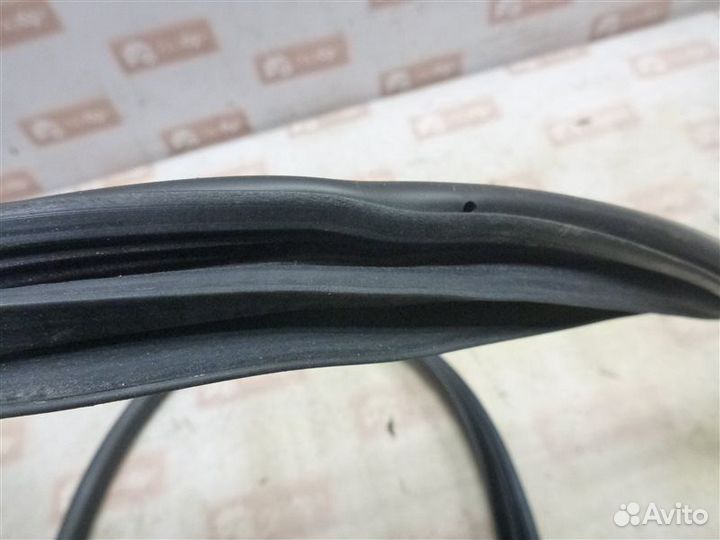 Уплотнительная резинка передняя левая Mazda Cx-7