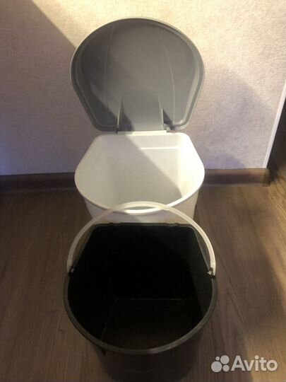 Ведро пластиковое с педалью