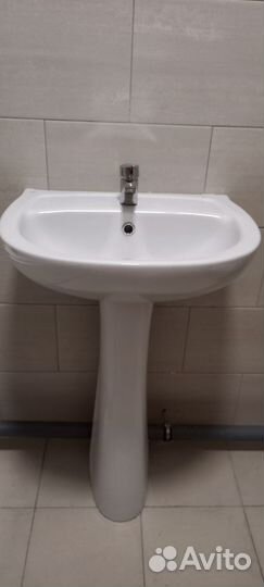Продам раковину на тумбе со сместителем