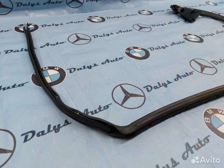 Уплотнитель двери задний левый Mercedes-Benz