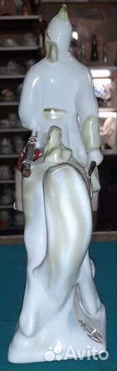 Фарфоровая статуэтка: 