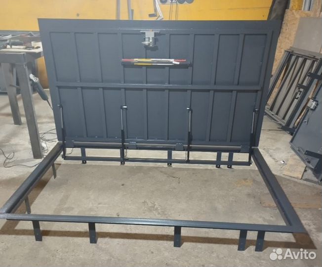 Люк в подвал напольный с амортизаторами 708*708