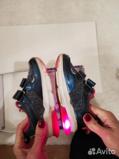 Светящиеся кроссовки для девочки