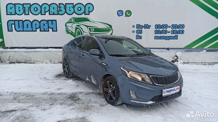 Накладка стекла переднего правого Kia Rio 3 82220