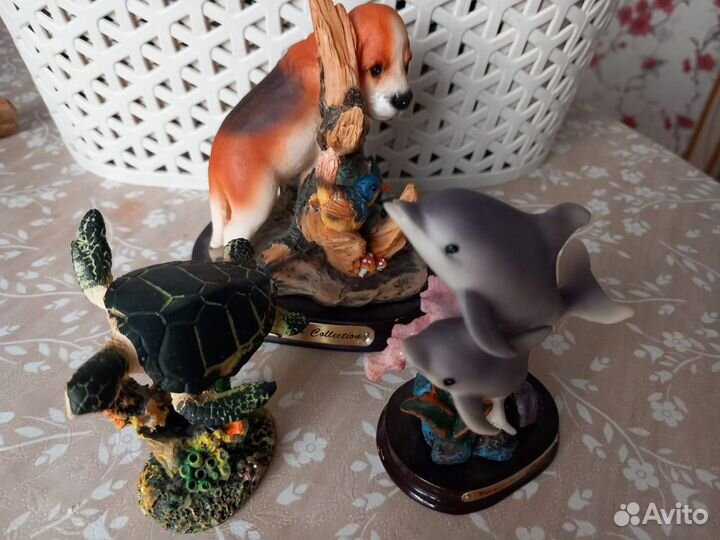 Статуэтки щенок, дельфины