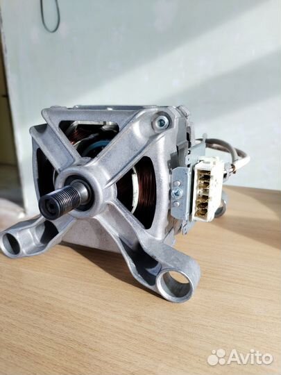 Двигатель стиральной машины Indesit/Ariston