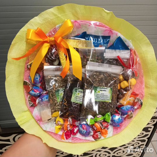 Подарочный букет из чая и сладостей к 1 сентября