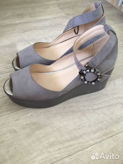 Босоножки новые