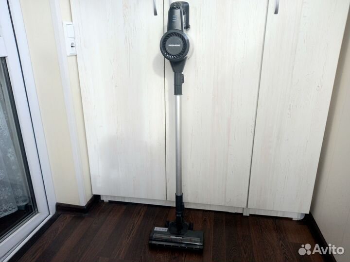 Пылесос беспроводной вертикальный Redmond RV-UR362