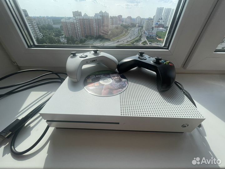 Xbox One S 2 геймпада 1tb
