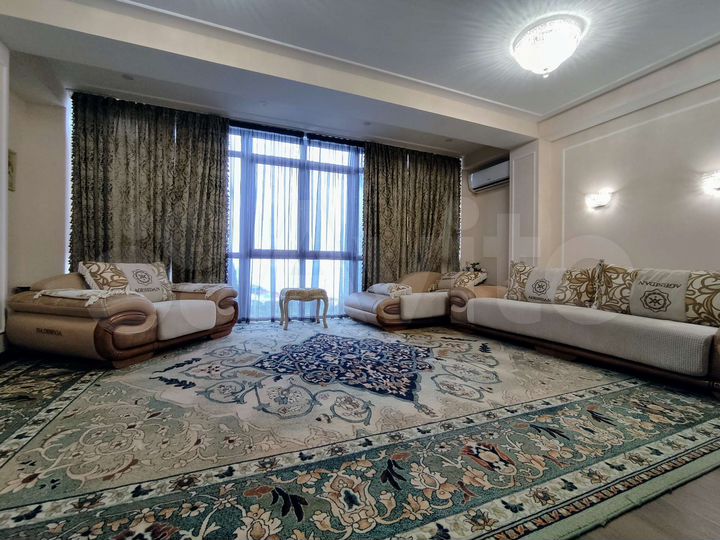 Дом 215 м² на участке 1 сот.