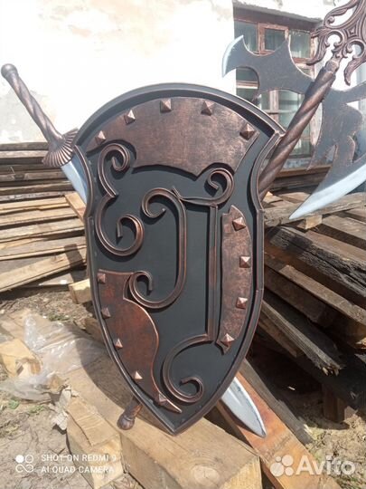 Щит топор меч (интерьер)с инициалами