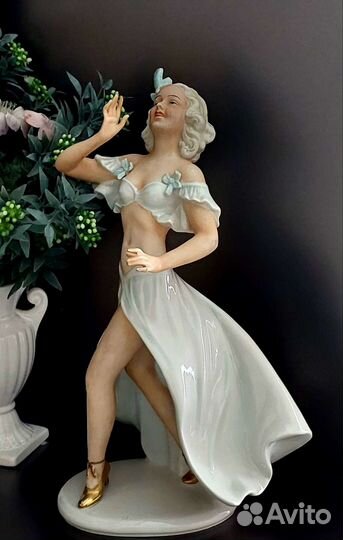 Фарфоровая статуэтка 