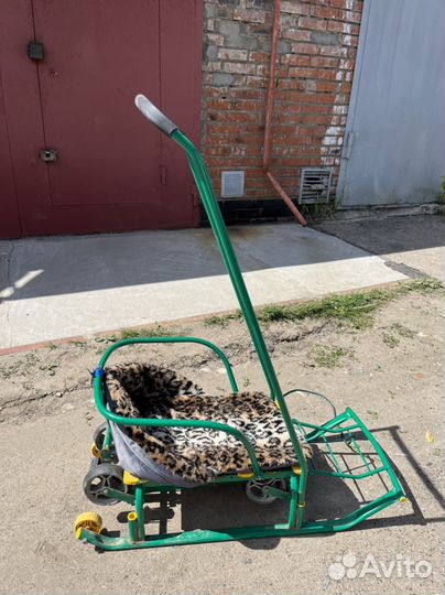 Детские санки с ручкой на колесиках