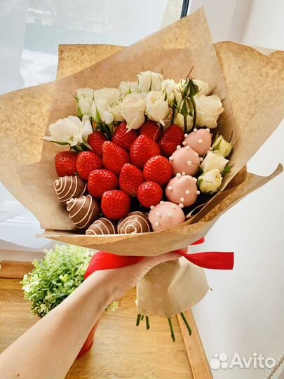 Букет из Клубники в Шоколаде и кустовых Роз